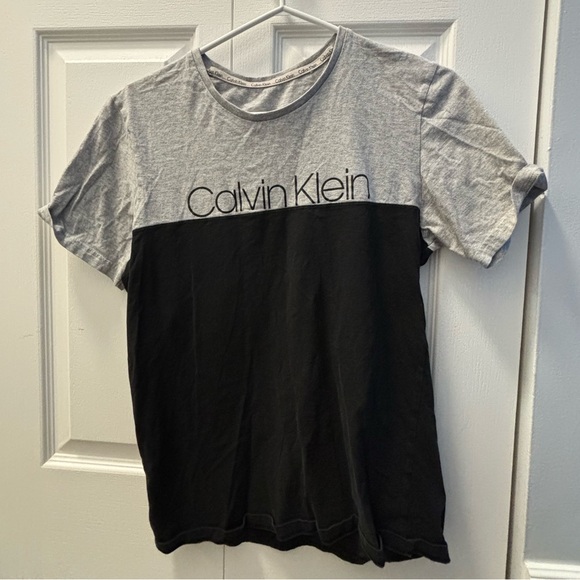 Calvin Klein T-shirt, size small, good condition - Picture 1 of 2